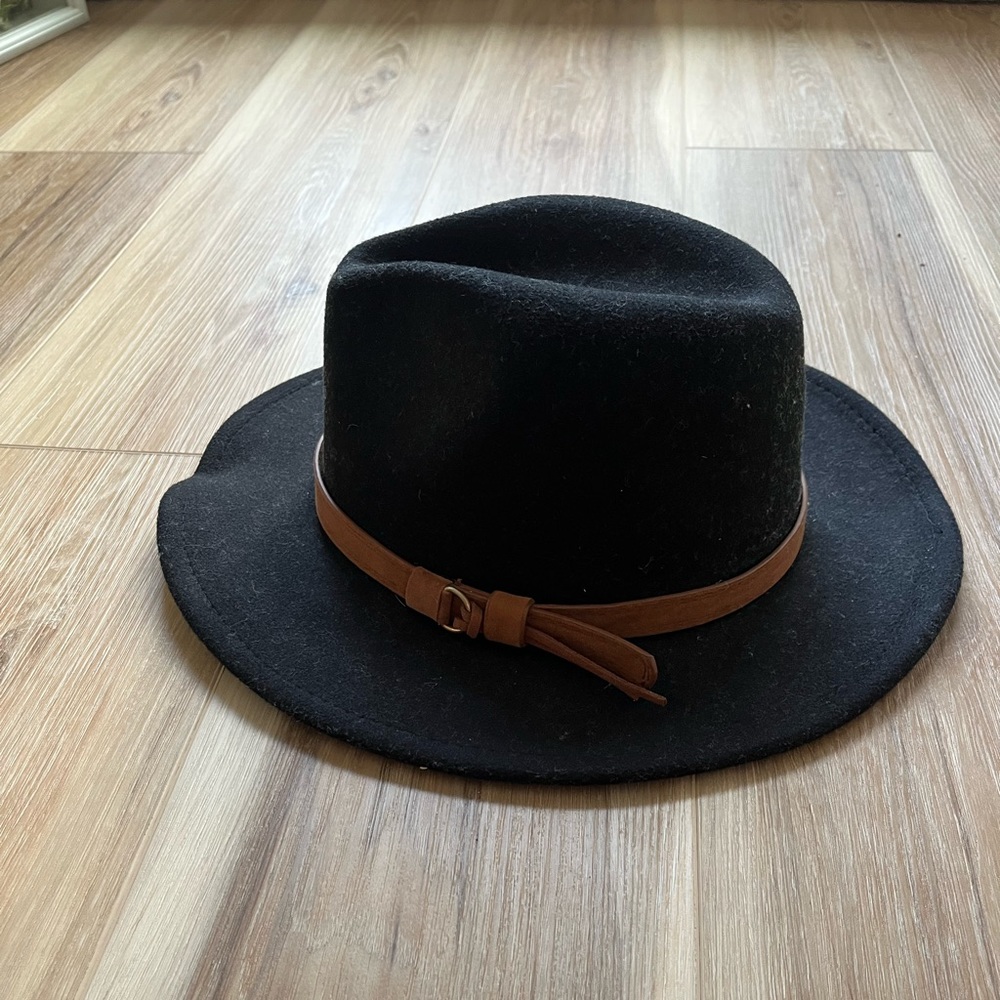 Black felt and leather hat. One size.